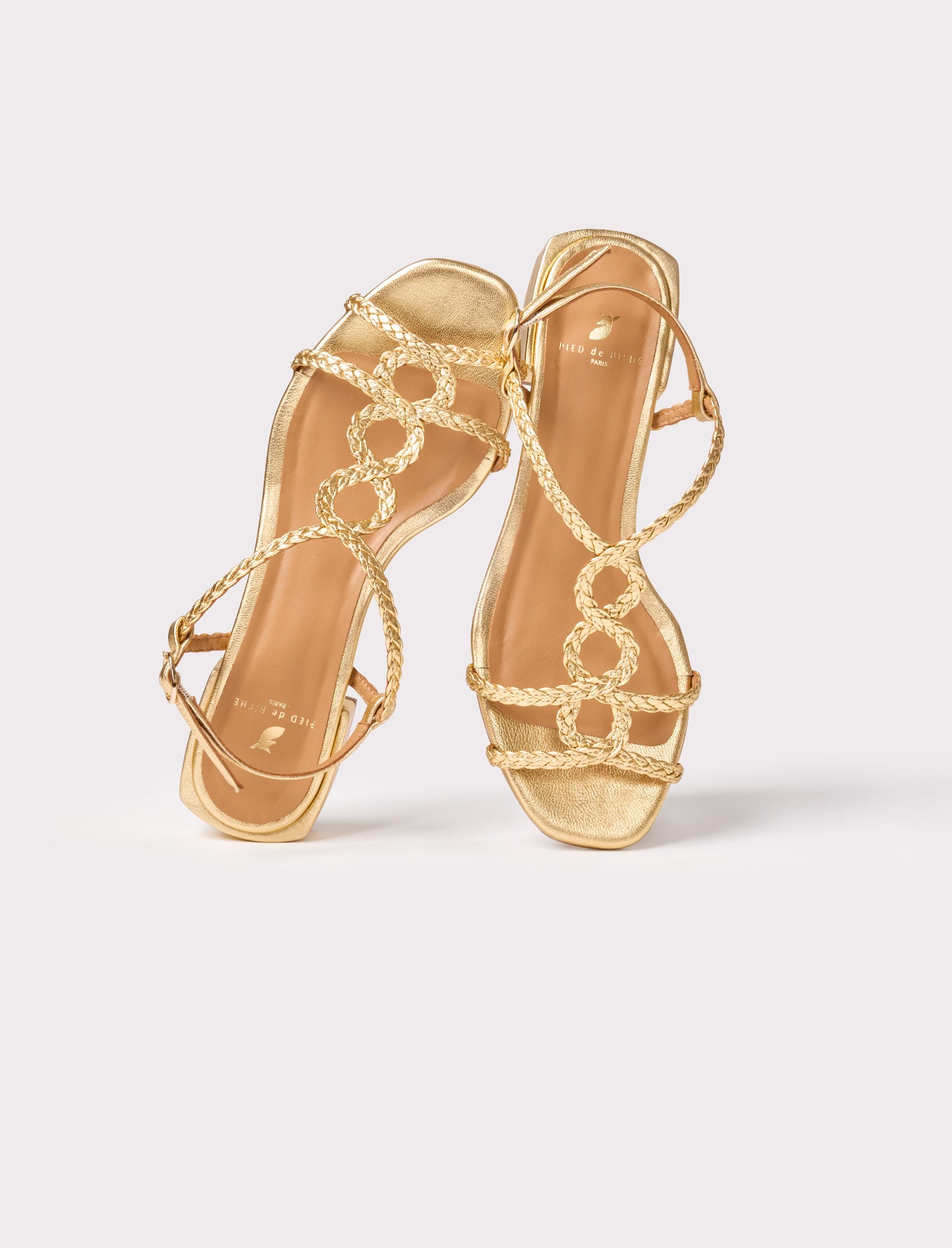 sandales plates en cuir lamé doré pour femme