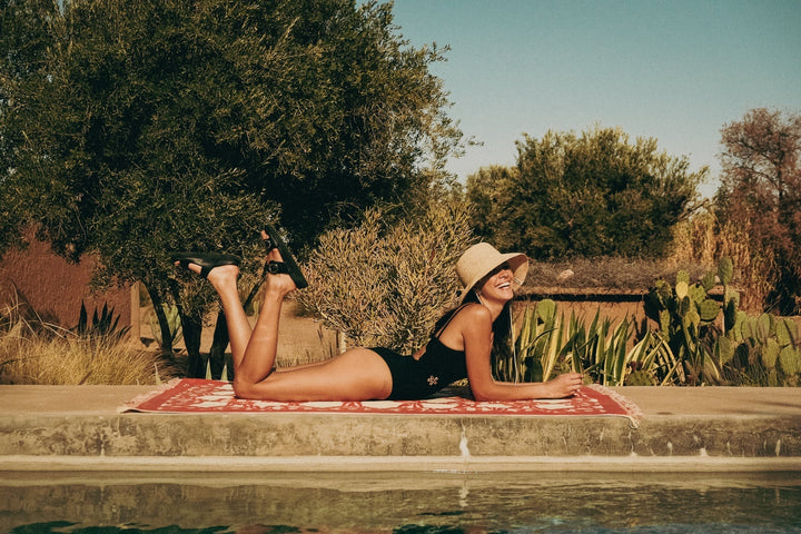 Wearing flat sandals this summer: our tips for a perfect look