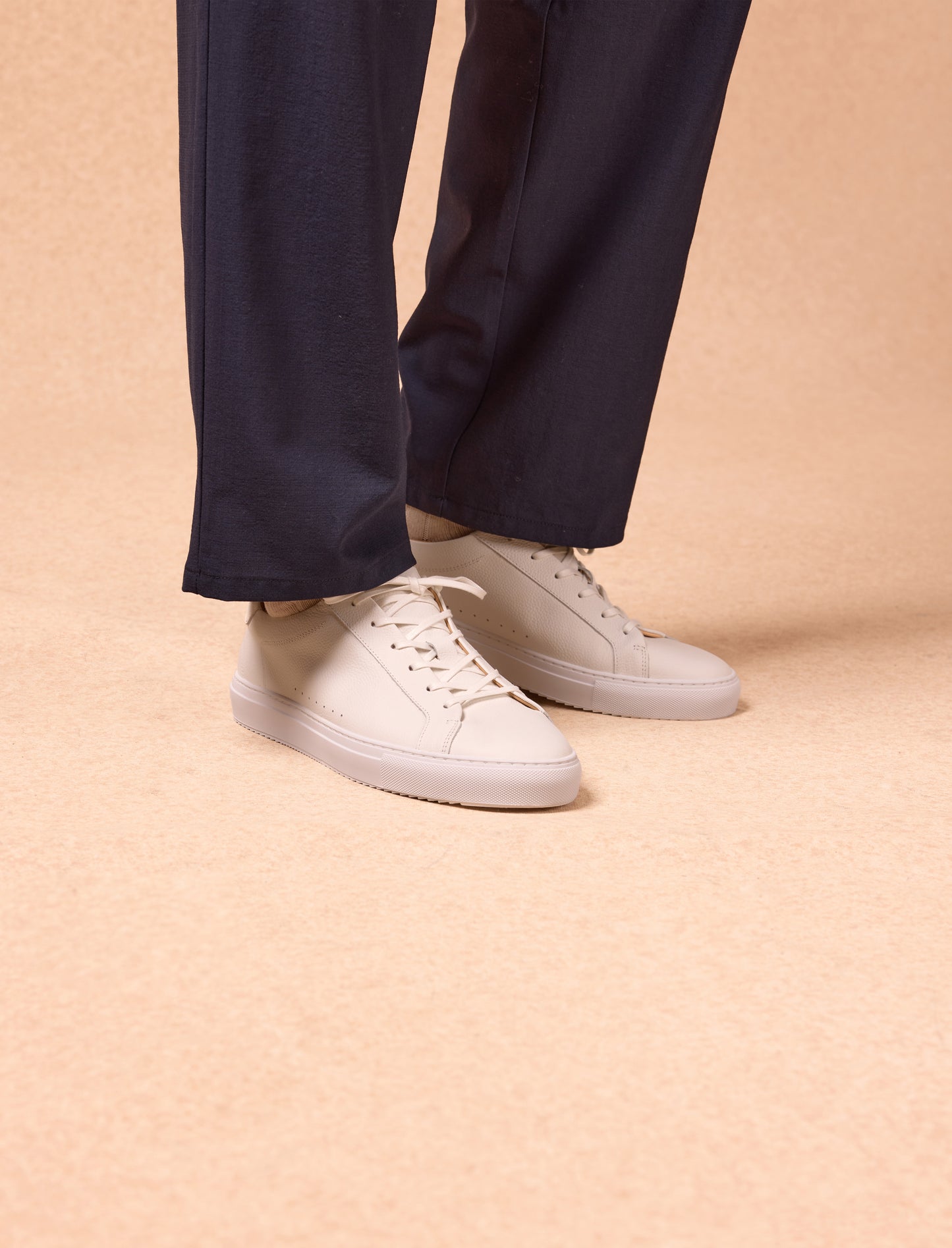 Billy V4 - Weißes genarbtes Leder 