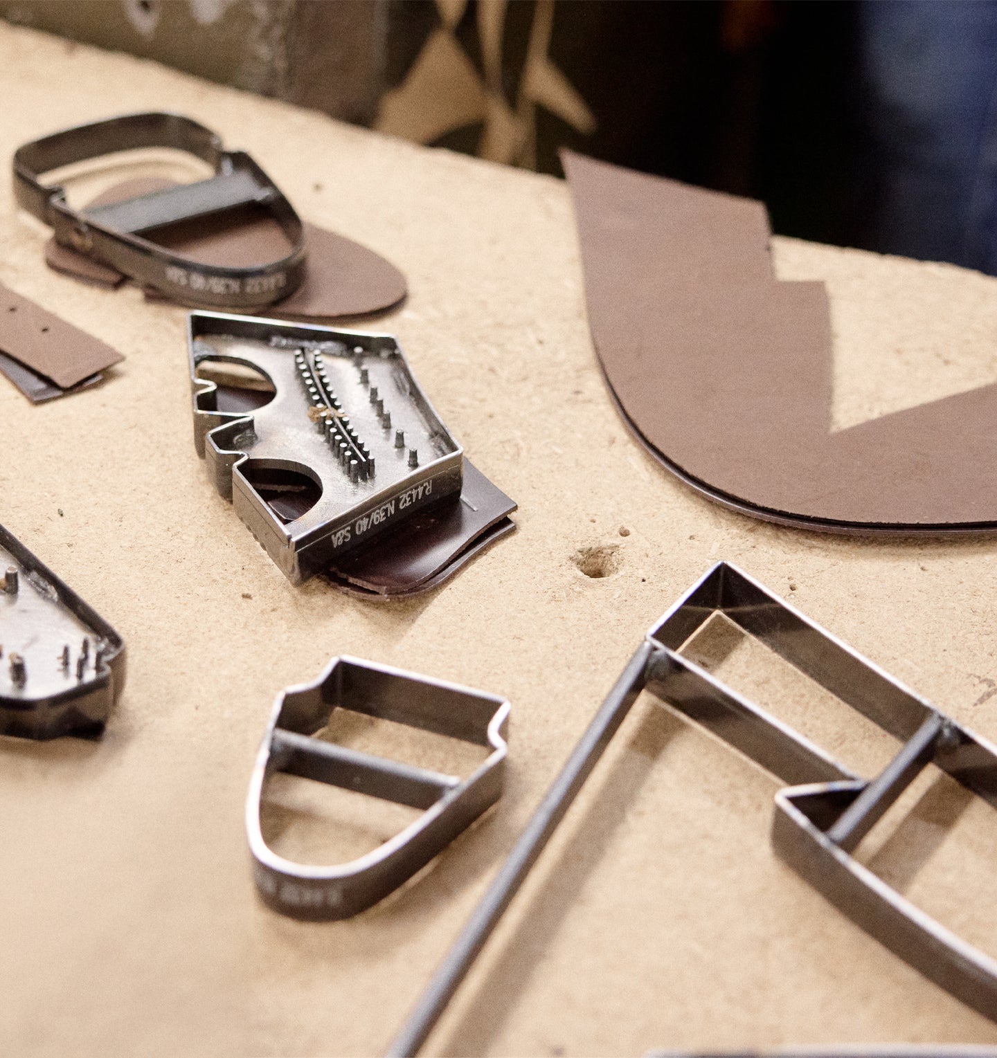 fabrication chaussures cuir découpe