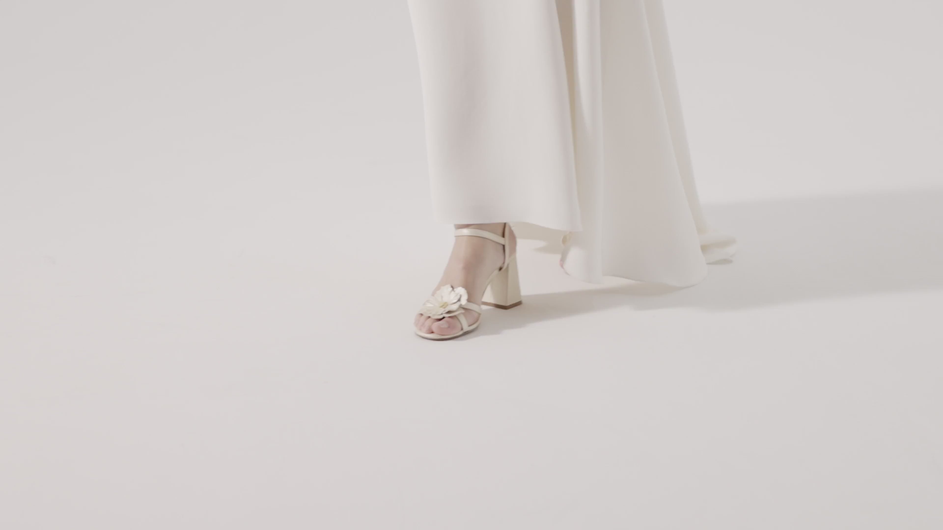 Video laden: Hochzeitsschuhe Kreative Zusammenarbeit Brautkleid