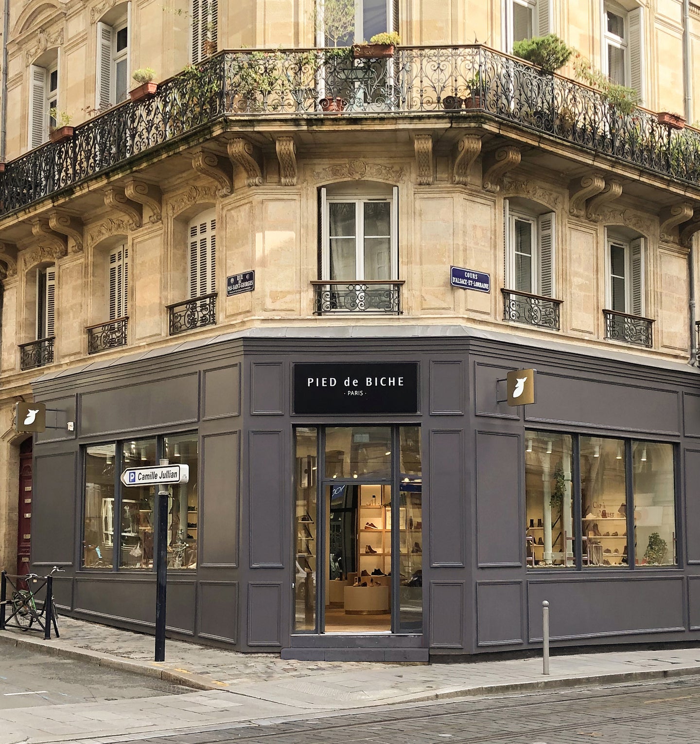 boutique chaussures en cuir bordeaux