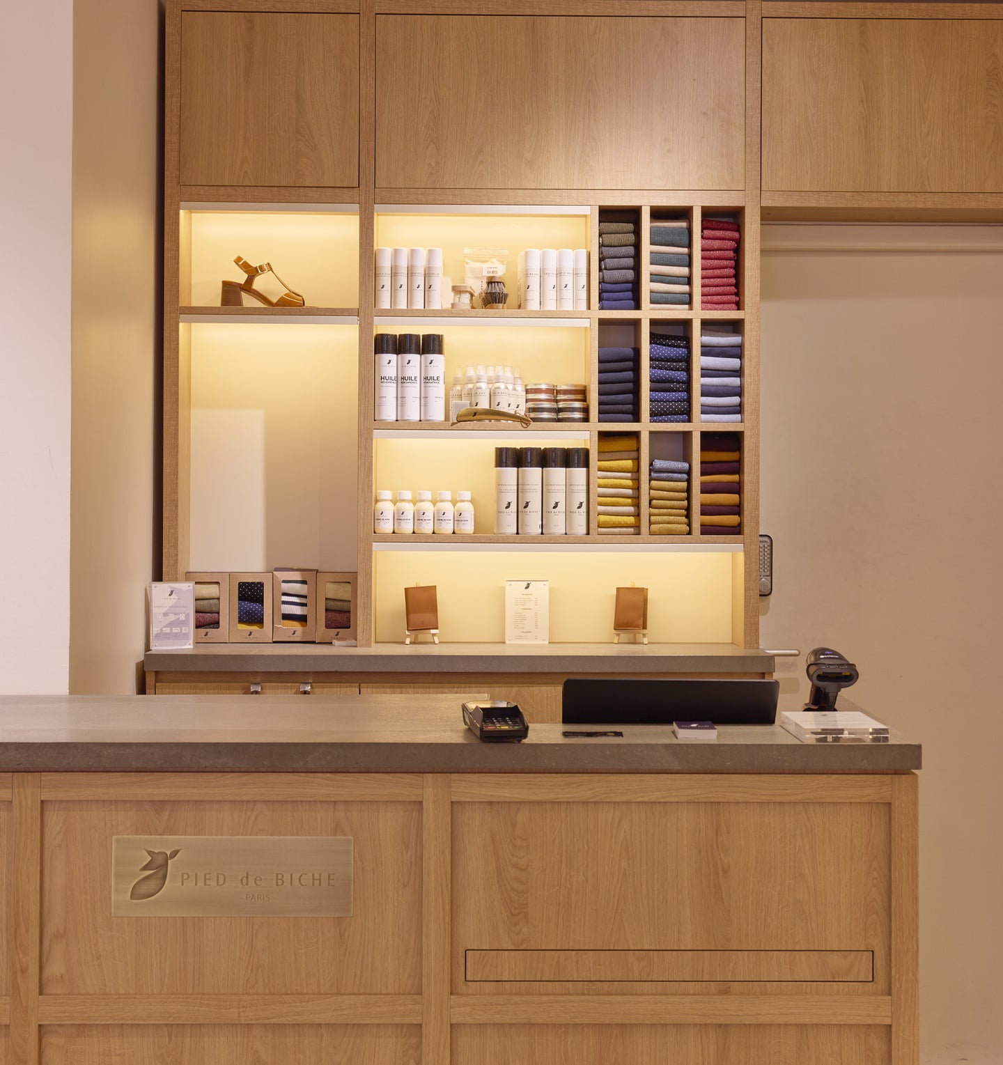 boutique de chaussures en cuir à paris st germain des prés